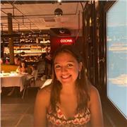 Profesora de apoyo escolar estudiante de primer año de matemáticas